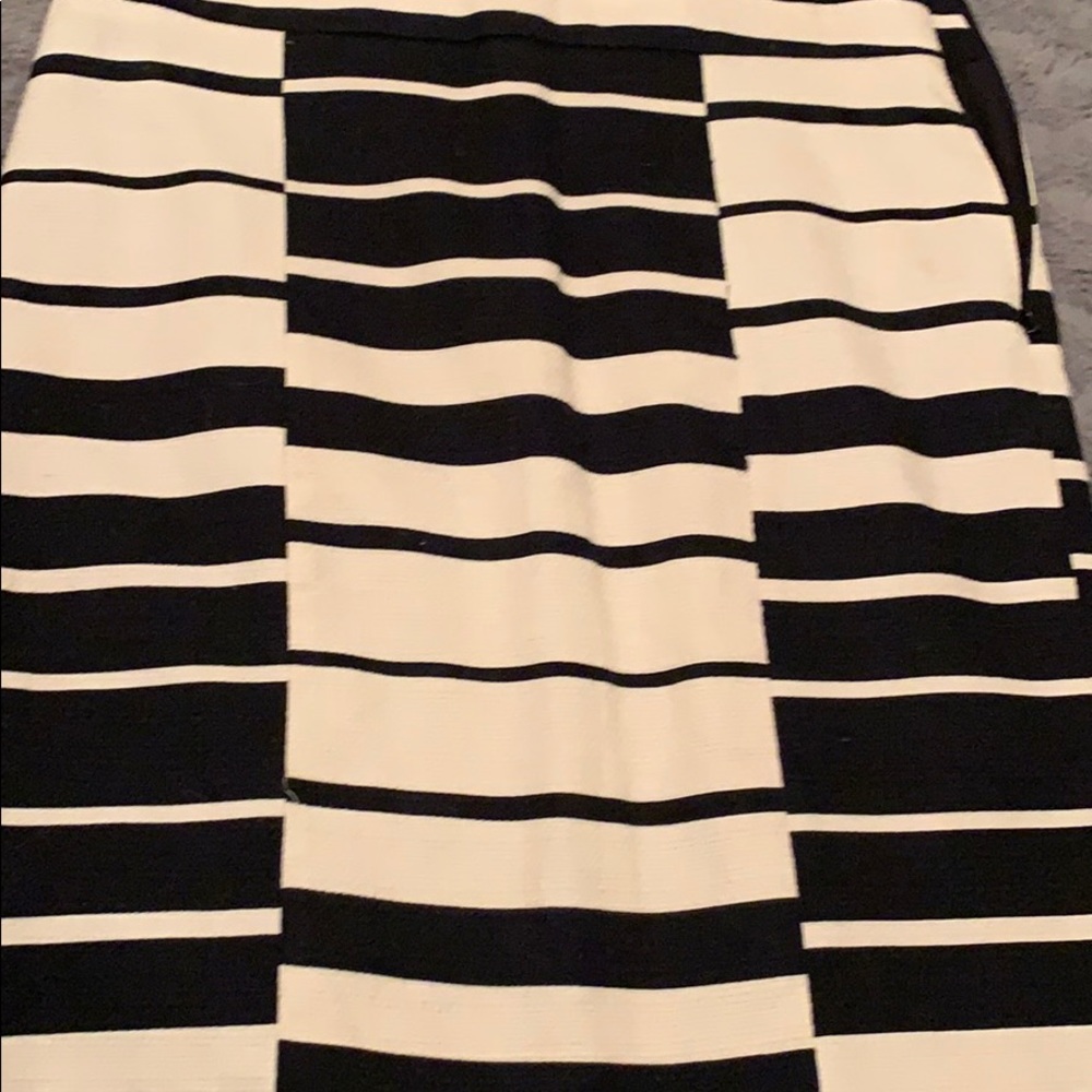 Size 10 black and cream tweed skirt.